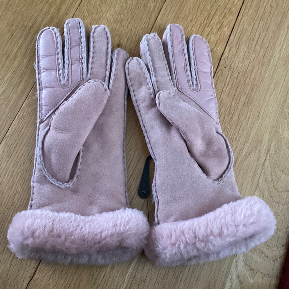 NWT Ugg Womens in natural shearling suede gloves
